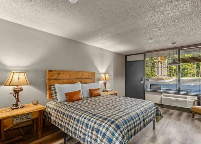 Stonegate Lodge W Pool & Outdoor Firepits Room #201